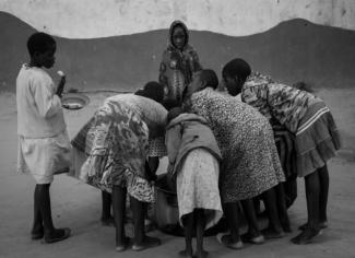 Niñas y niños jugando en Malawi